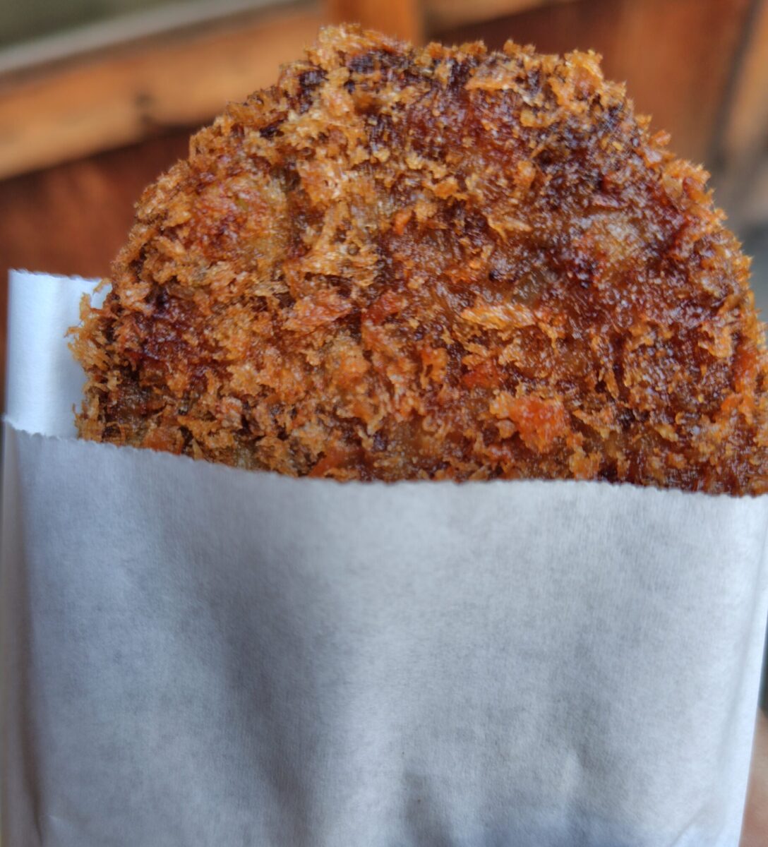 竹中肉店の揚げたてメンチカツ。サクサク衣と肉汁が広がる人気グルメ。