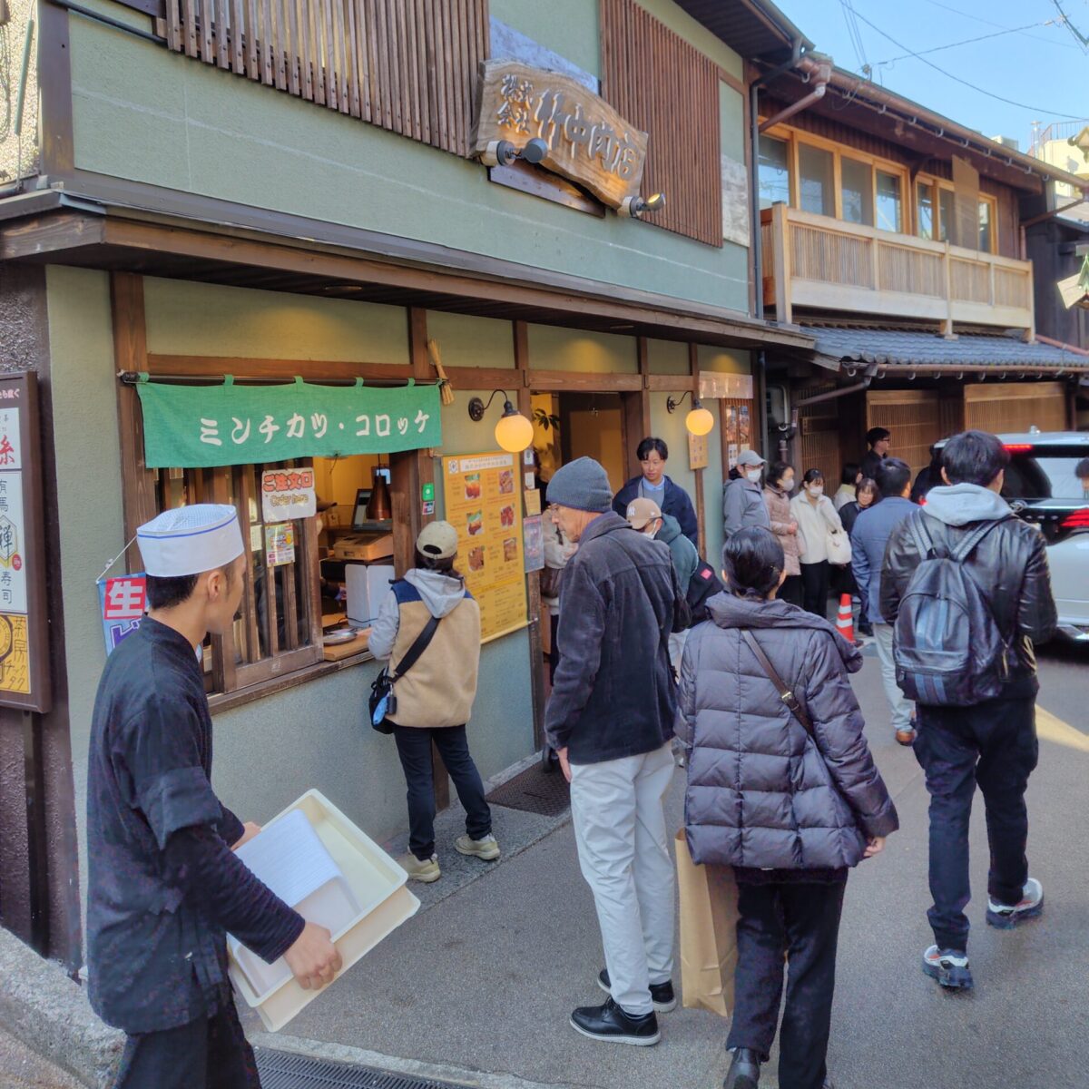 有馬温泉の人気店、竹中肉店謹製の店舗外観。揚げたての惣菜を販売する店。