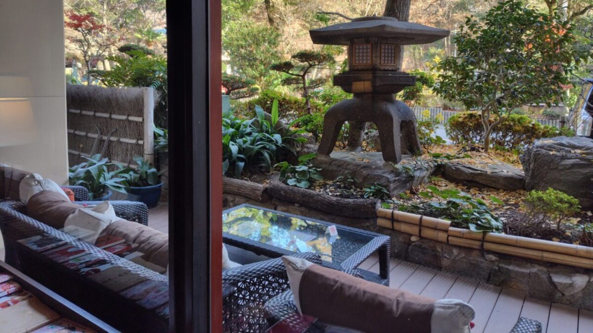 不死王閣 日帰り温泉 ロビーと山の風景