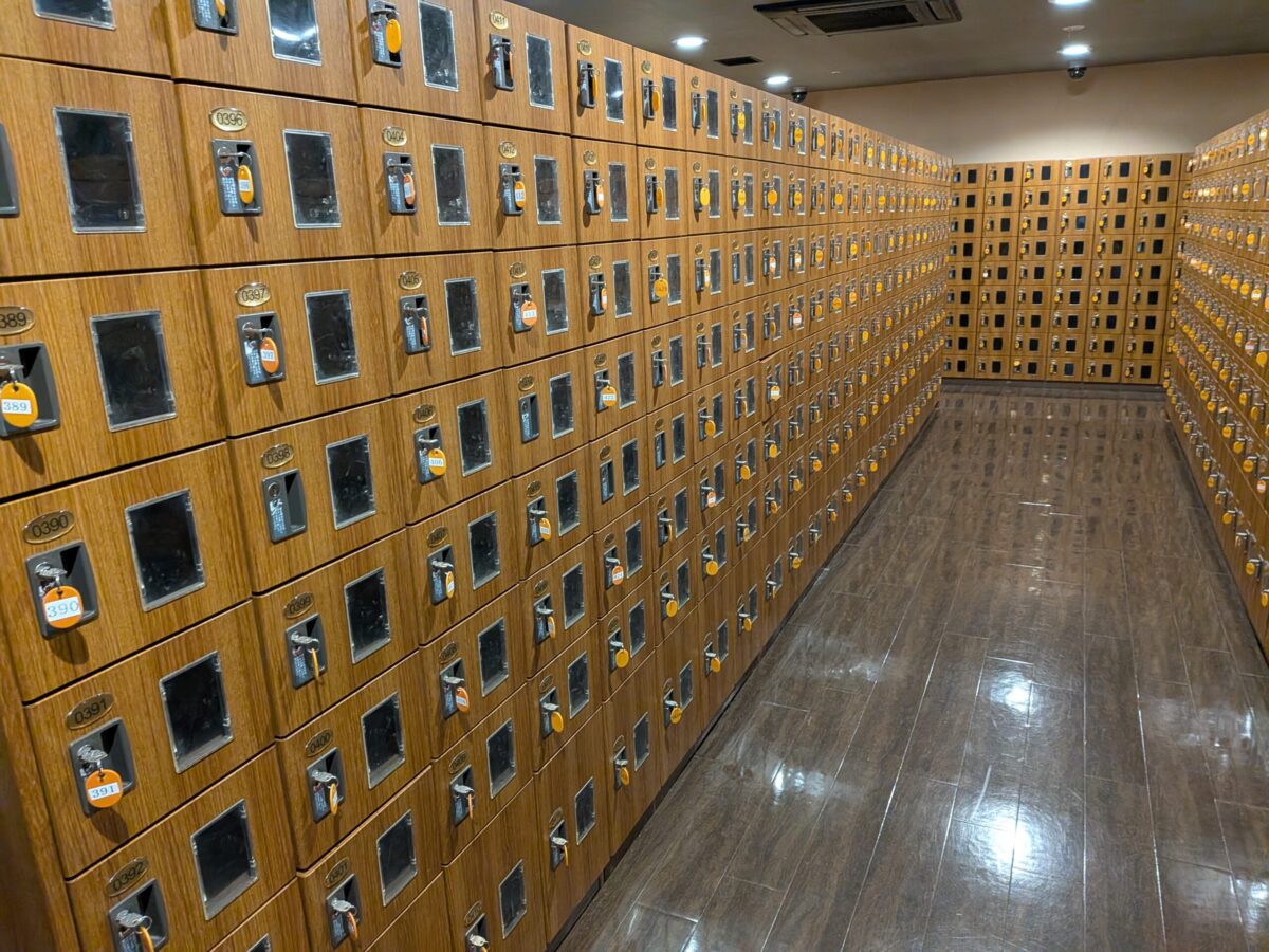 延羽の湯 鶴橋店の下駄箱とロッカーキーの様子