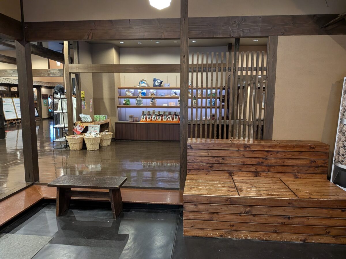 延羽の湯 鶴橋店の入口玄関の外観（大阪の温泉施設）