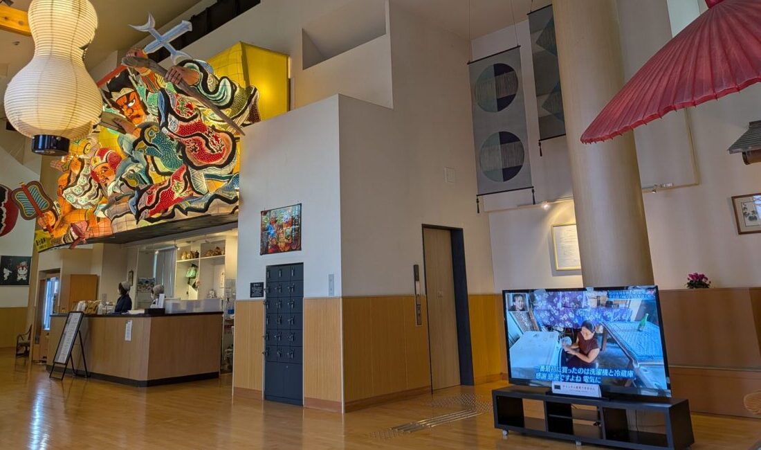 宝乃湯の受付カウンターと入口周辺の様子